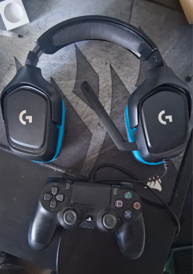 Logitech G335 Headset & PS4 Controller - photo 3