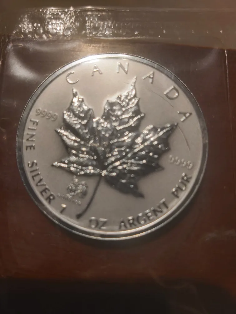 2005 Canadian Silver Maple Leaf Coin - 1 oz image indicator(2)