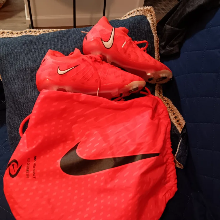 Nike Phantom Luna Soccer Cleats - Size 7 image indicator(2)