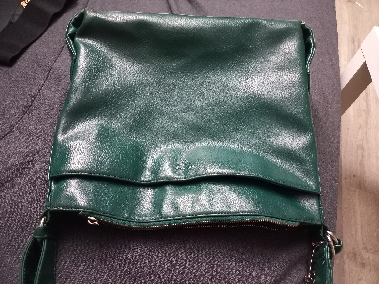 one get one free handbag image indicator(5)