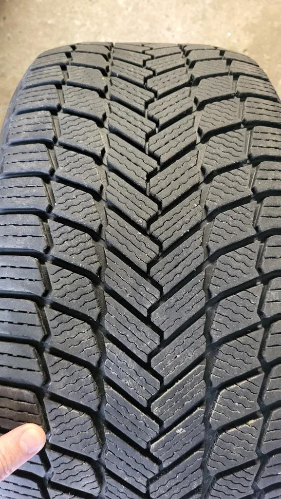 Michelin x ice snow 55 40 R 20 image indicator(2)