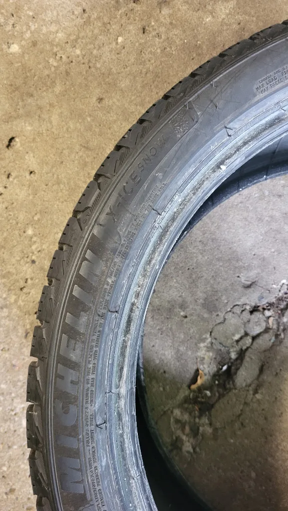 Michelin x ice snow 55 40 R 20 image indicator(3)