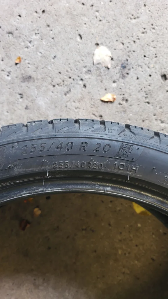 Michelin x ice snow 55 40 R 20 image indicator(4)