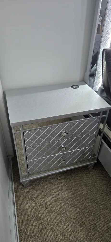 Glam Bedroom Set - Bed, Dresser, Nightstand image indicator(3)