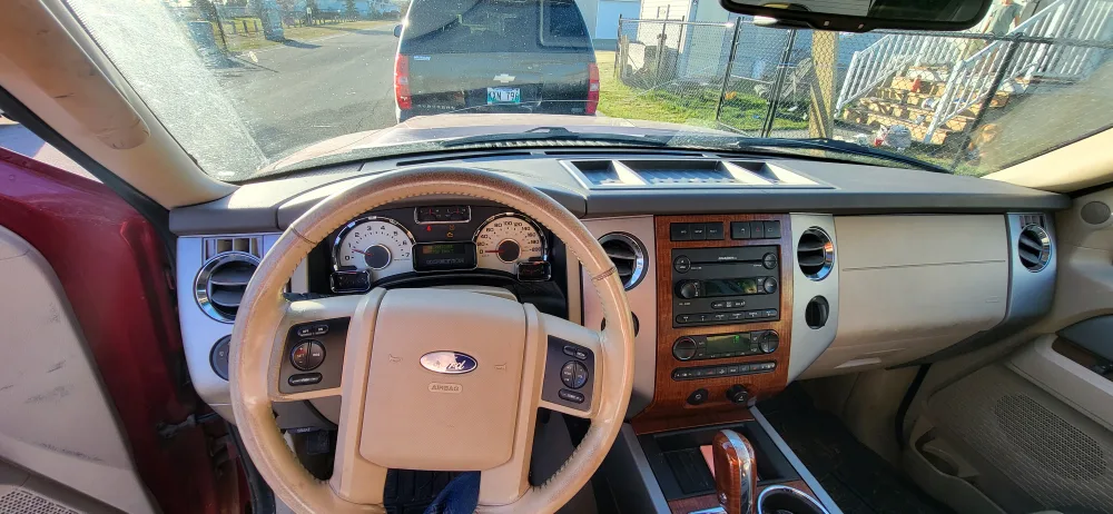 Ford Expedition SUV image indicator(4)