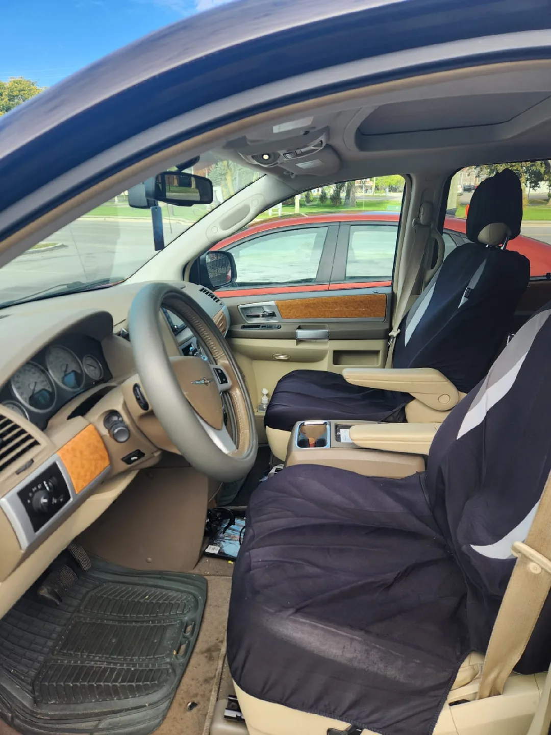 Chrysler Town & Country Van Seats 7 image indicator(2)