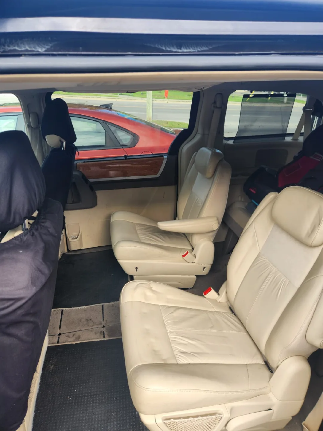 Chrysler Town & Country Van Seats 7 image indicator(3)