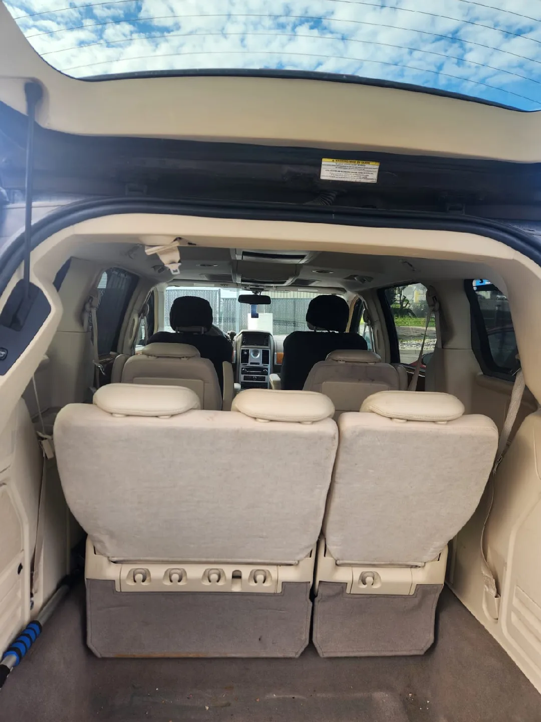 Chrysler Town & Country Van Seats 7 image indicator(4)