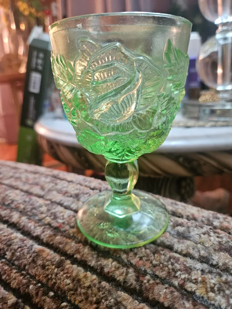 VTG Madonna  Inn Green Uranium  Gablet image indicator(6)