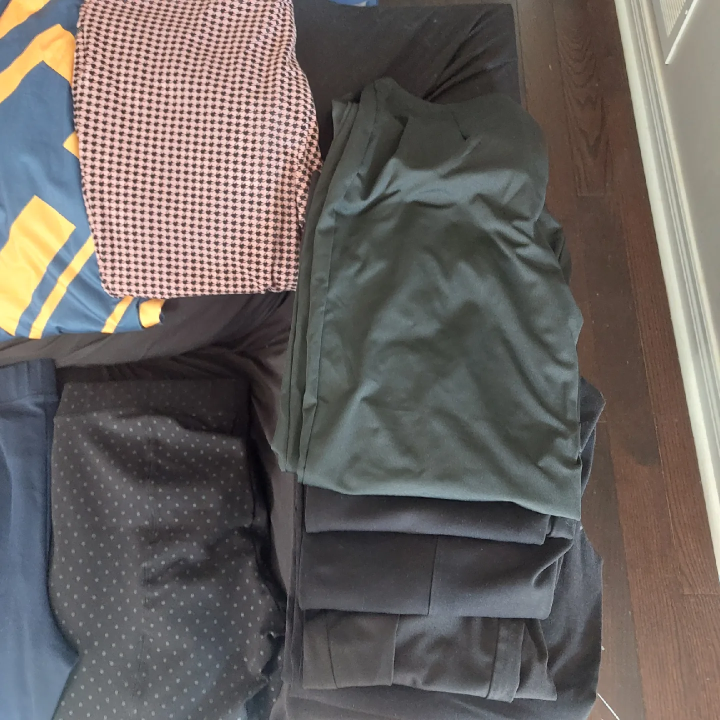 Mixed Lot of Women's Pants, Leggings, tops and dresses image indicator(3)