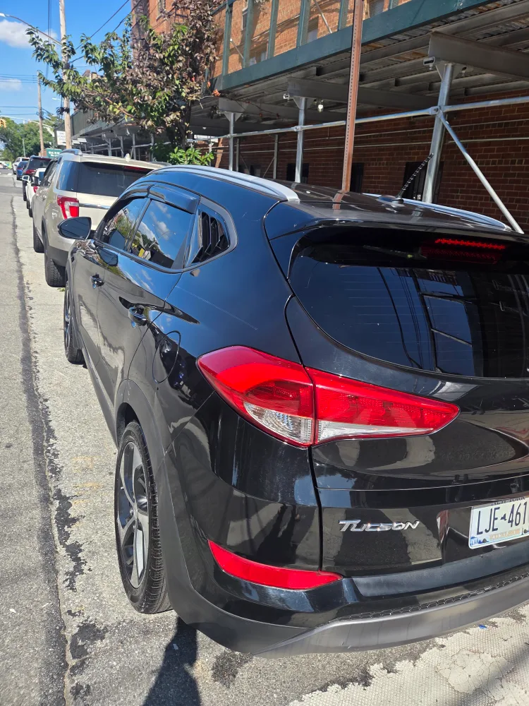 hyundai tucson 2016 sport titulo limpio $8900  123000 MILLAS image indicator(3)