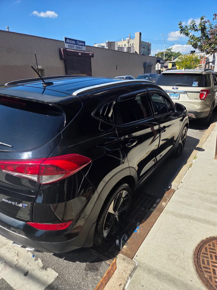 hyundai tucson 2016 sport titulo limpio $8900  123000 MILLAS image indicator(4)