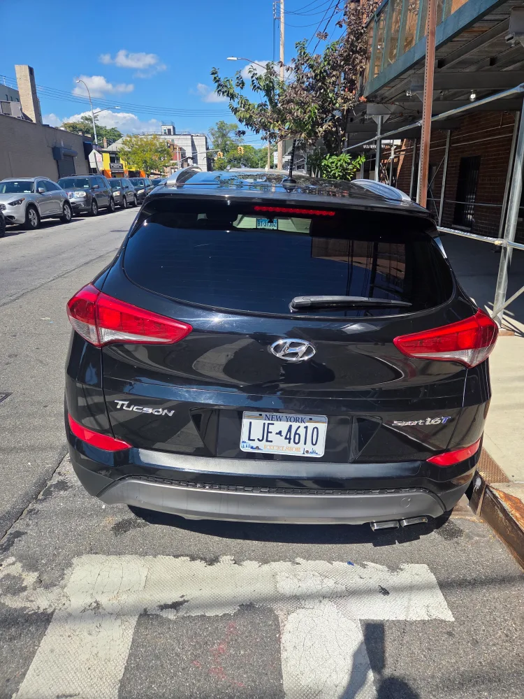 hyundai tucson 2016 sport titulo limpio $8900  123000 MILLAS image indicator(6)