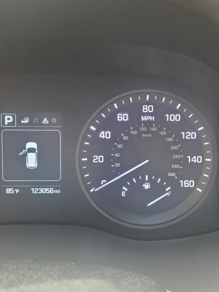 hyundai tucson 2016 sport titulo limpio $8900  123000 MILLAS image indicator(10)