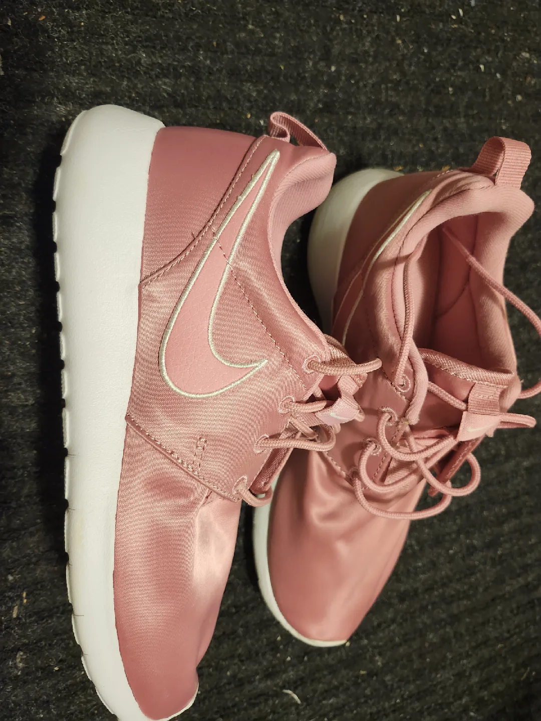 Nike Roshe One Women's Pink Sneakers image indicator(2)