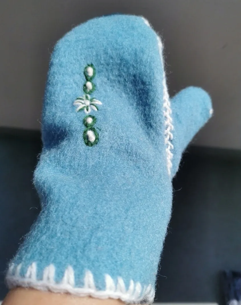 Embroidered Mittens image indicator(2)
