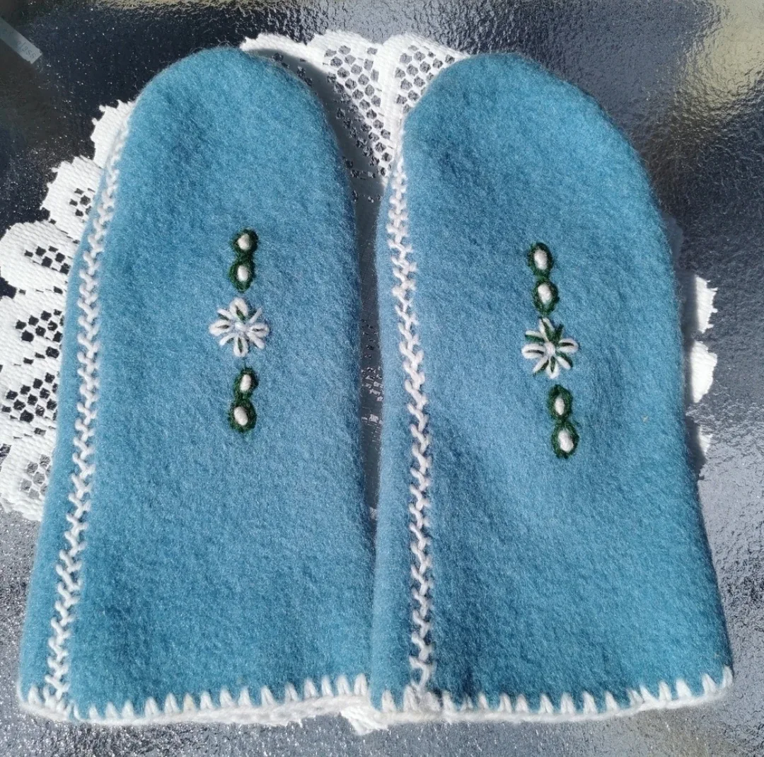 Embroidered Mittens image indicator(4)