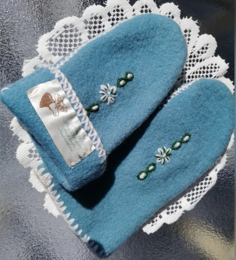 Embroidered Mittens image indicator(6)