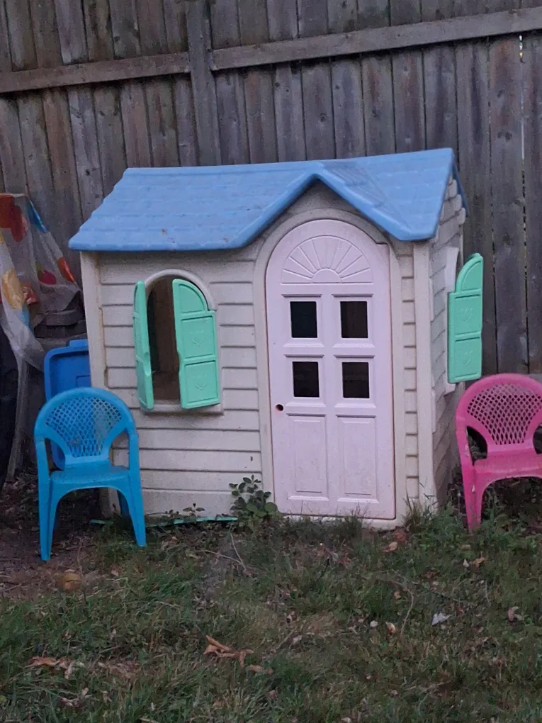 Kids Plastic Playhouse with Chairs image indicator(3)