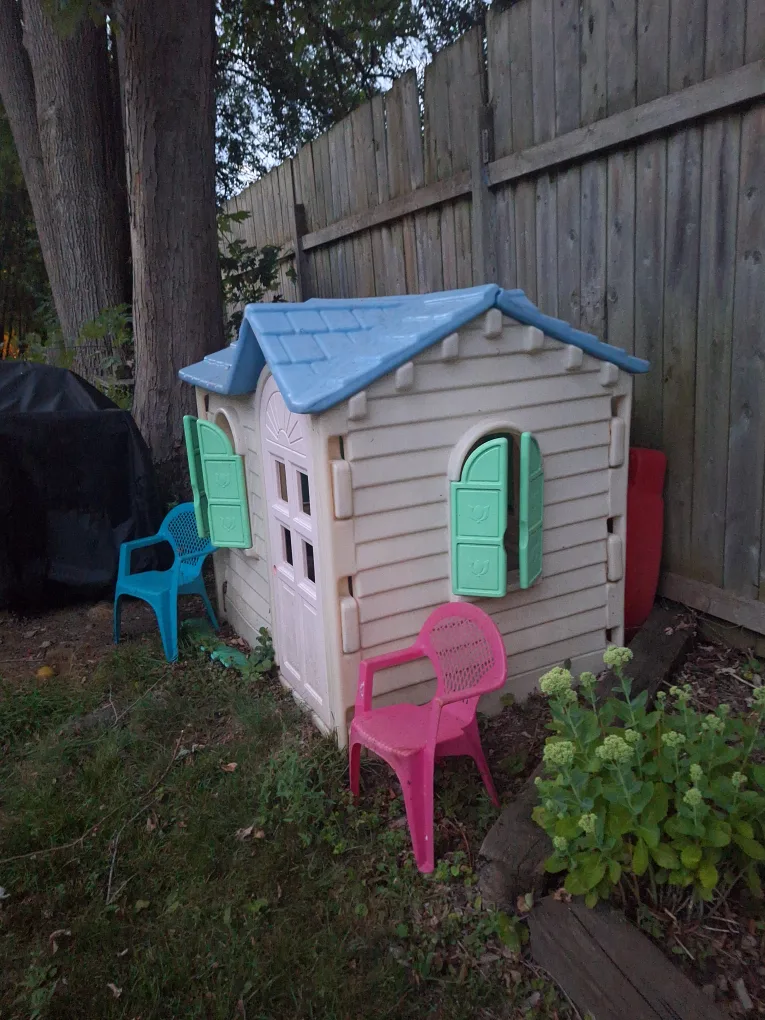 Kids Plastic Playhouse with Chairs image indicator(4)