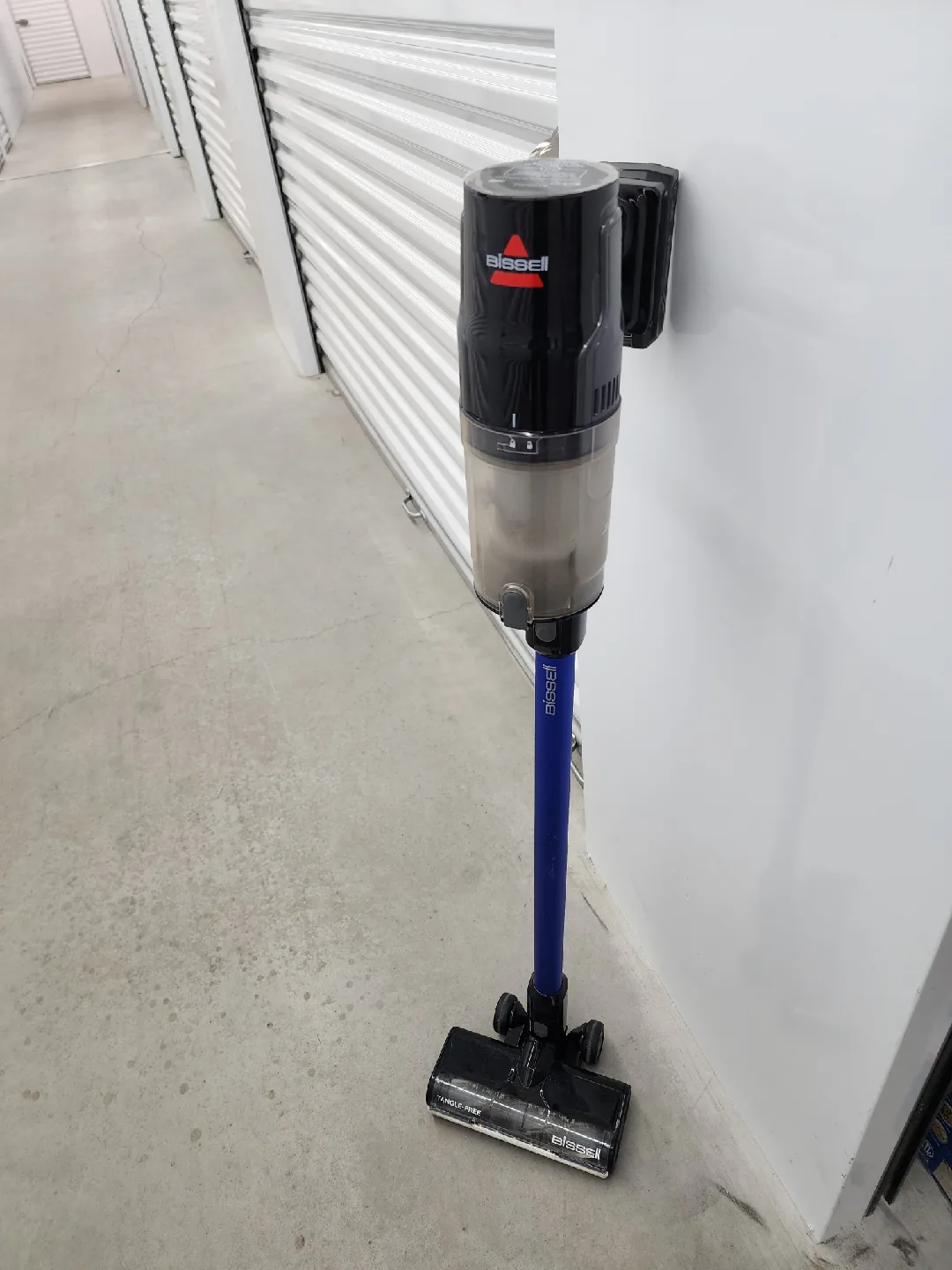 Bissell FeatherWeight Stick Lightweight Bagless Vacuum image indicator(2)