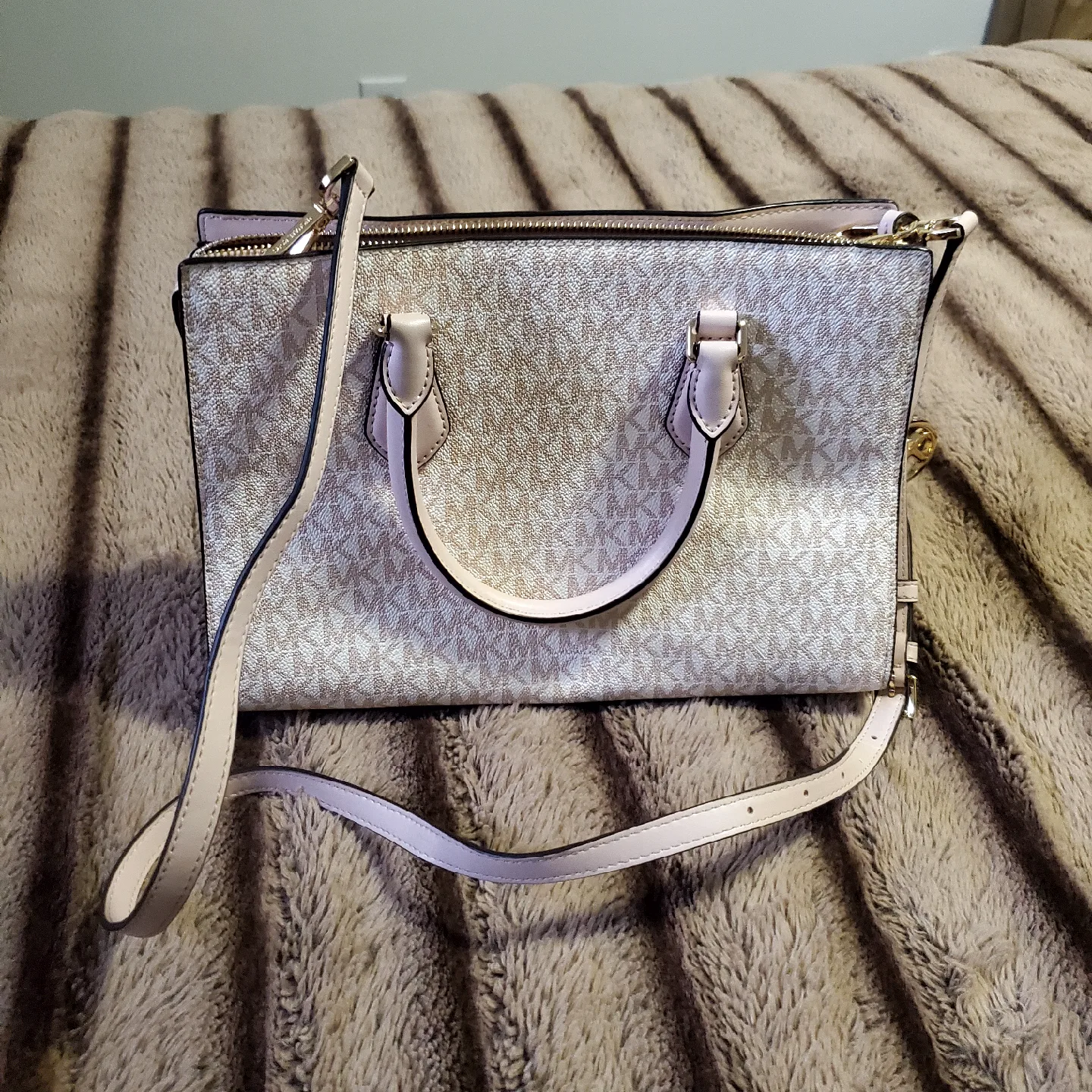 Michael Kors bag image indicator(3)