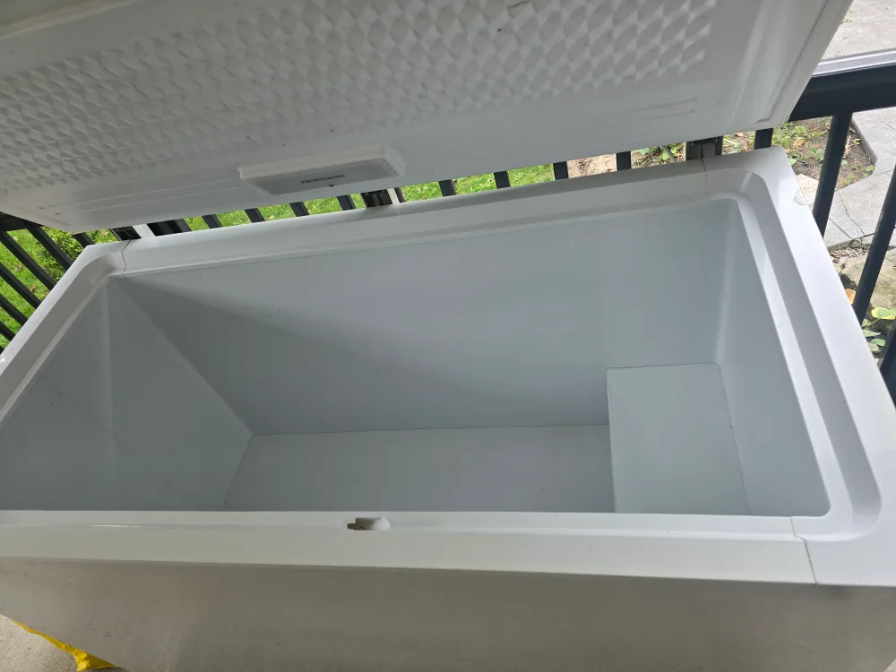 Frigidaire Chest freezer 4.8ft Wide and 2.4ft deep image indicator(3)