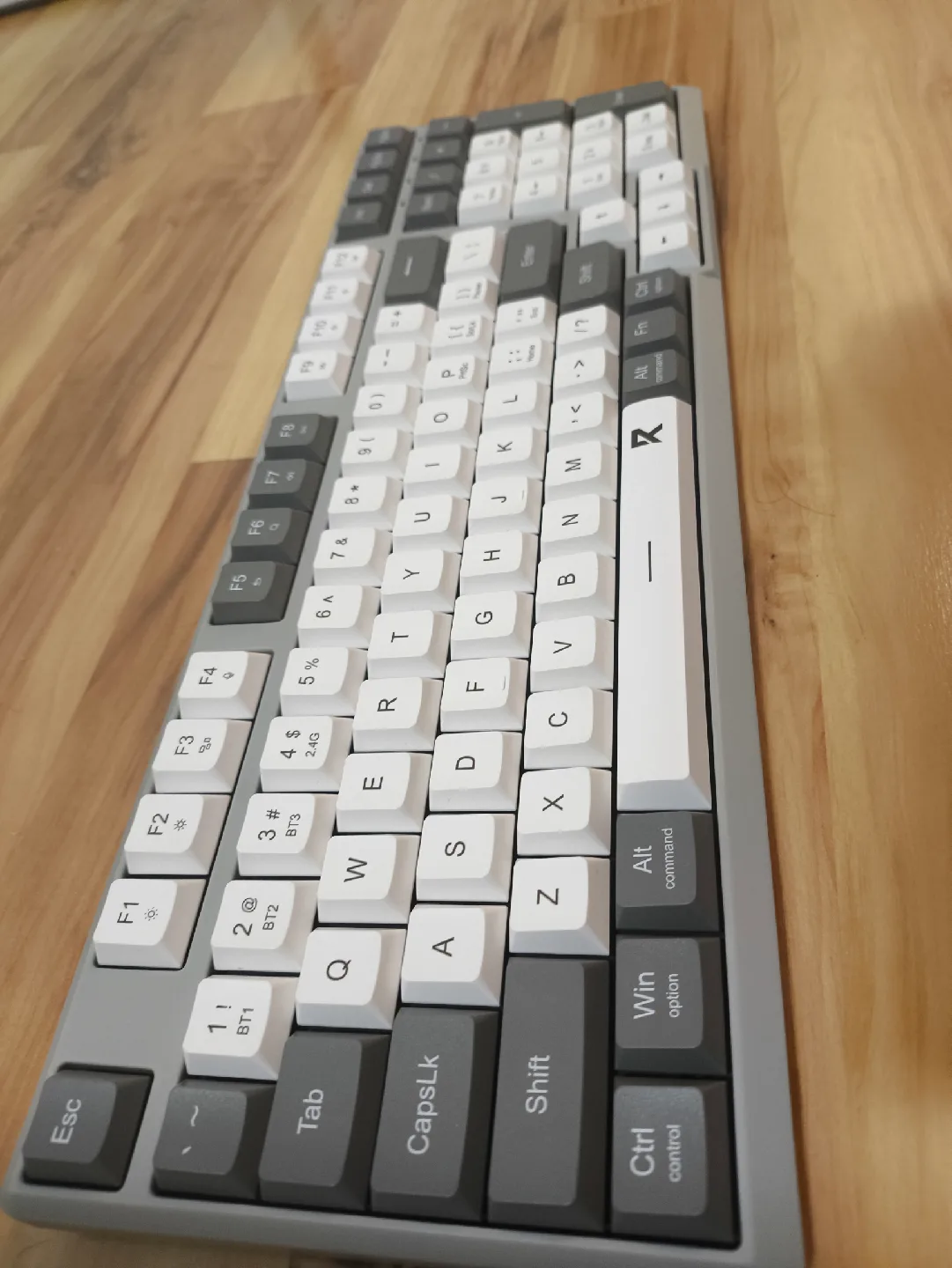 Redragon K617 Fizz Pro 98-Key Wireless Mechanical Keyboard image indicator(4)