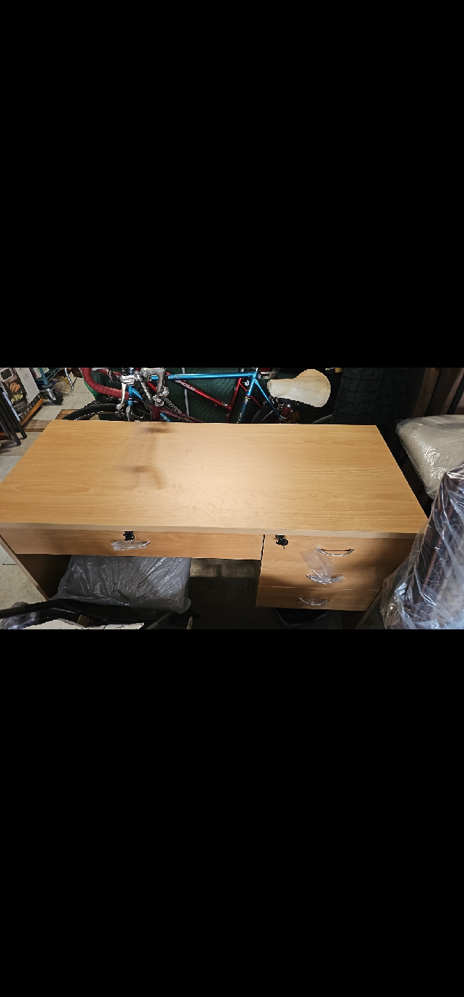 🥕🥕Wooden Desk - 20"x48" with key new🥕🥕