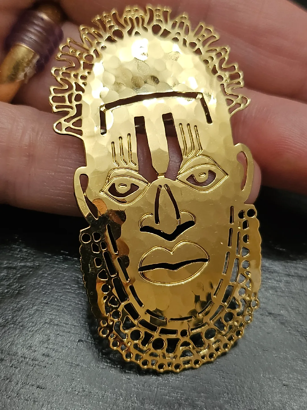 Vintage WB Gold Tone Face Brooch image indicator(10)