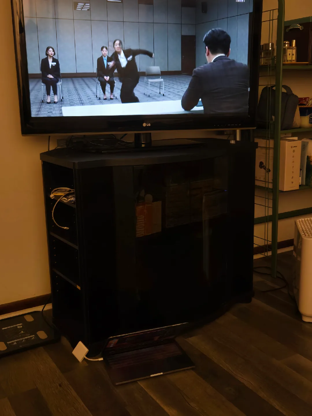 selling a 42inch LG TV + TV stand image indicator(9)