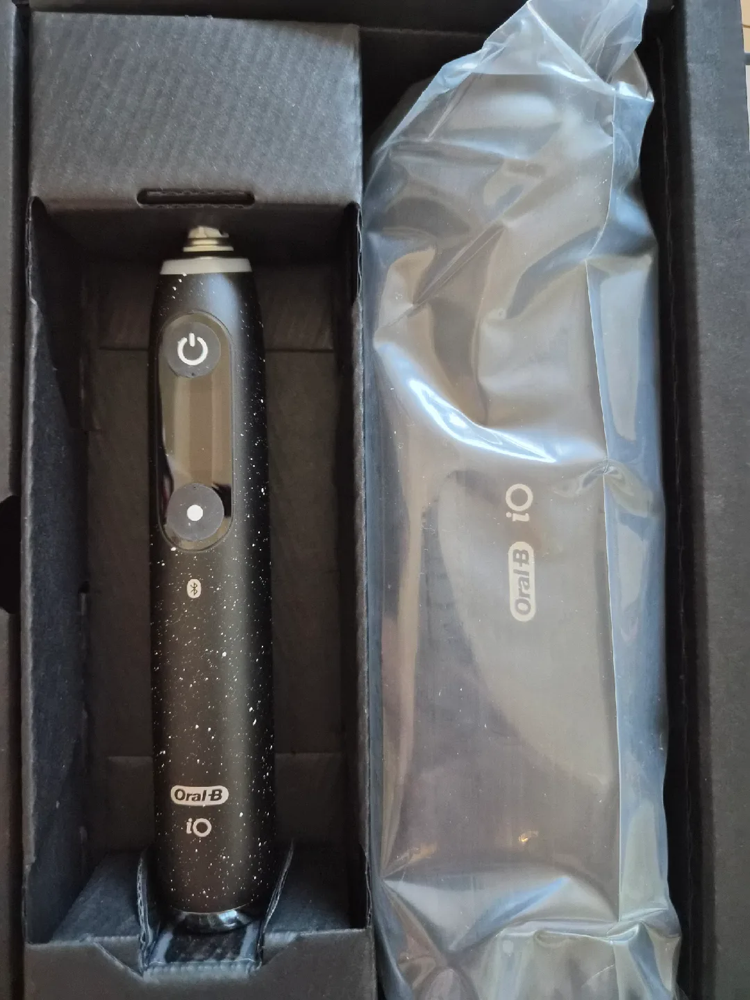 Open Box but New Oral-B iO Series 10 Cosmic Black Toothbrush image indicator(2)
