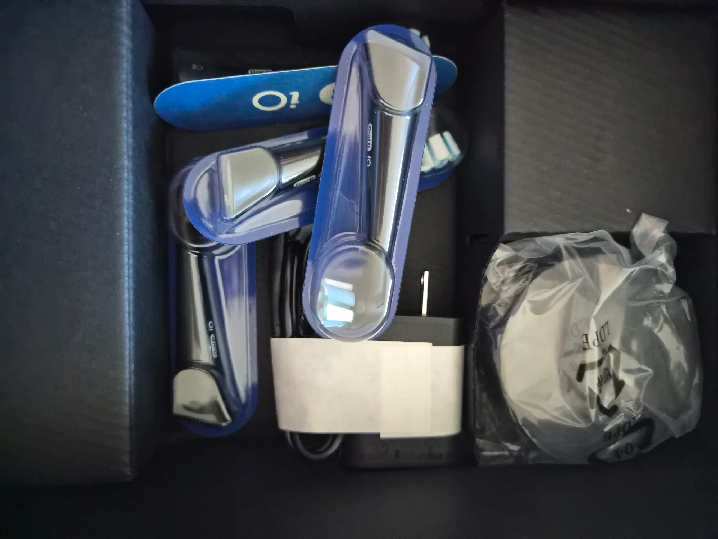 Open Box but New Oral-B iO Series 10 Cosmic Black Toothbrush image indicator(3)