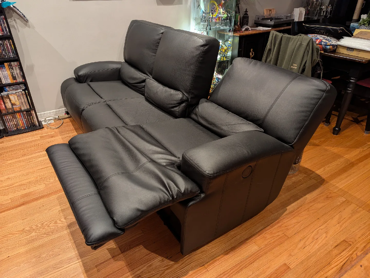 Black leather double reclining couch image indicator(3)