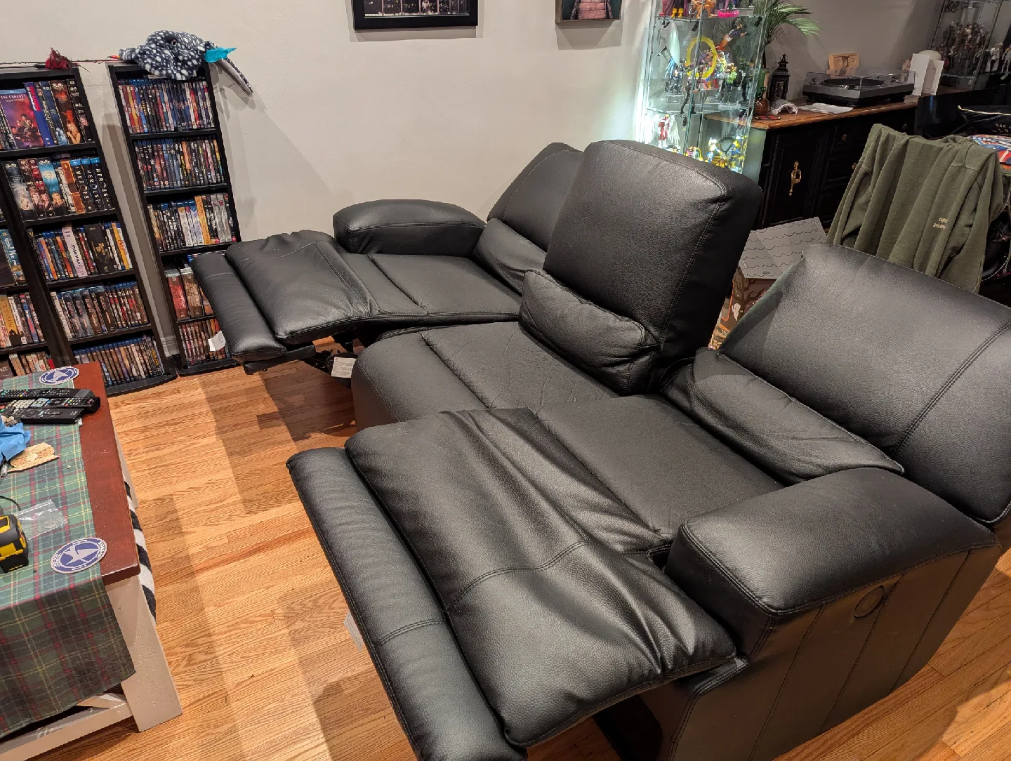 Black leather double reclining couch image indicator(4)
