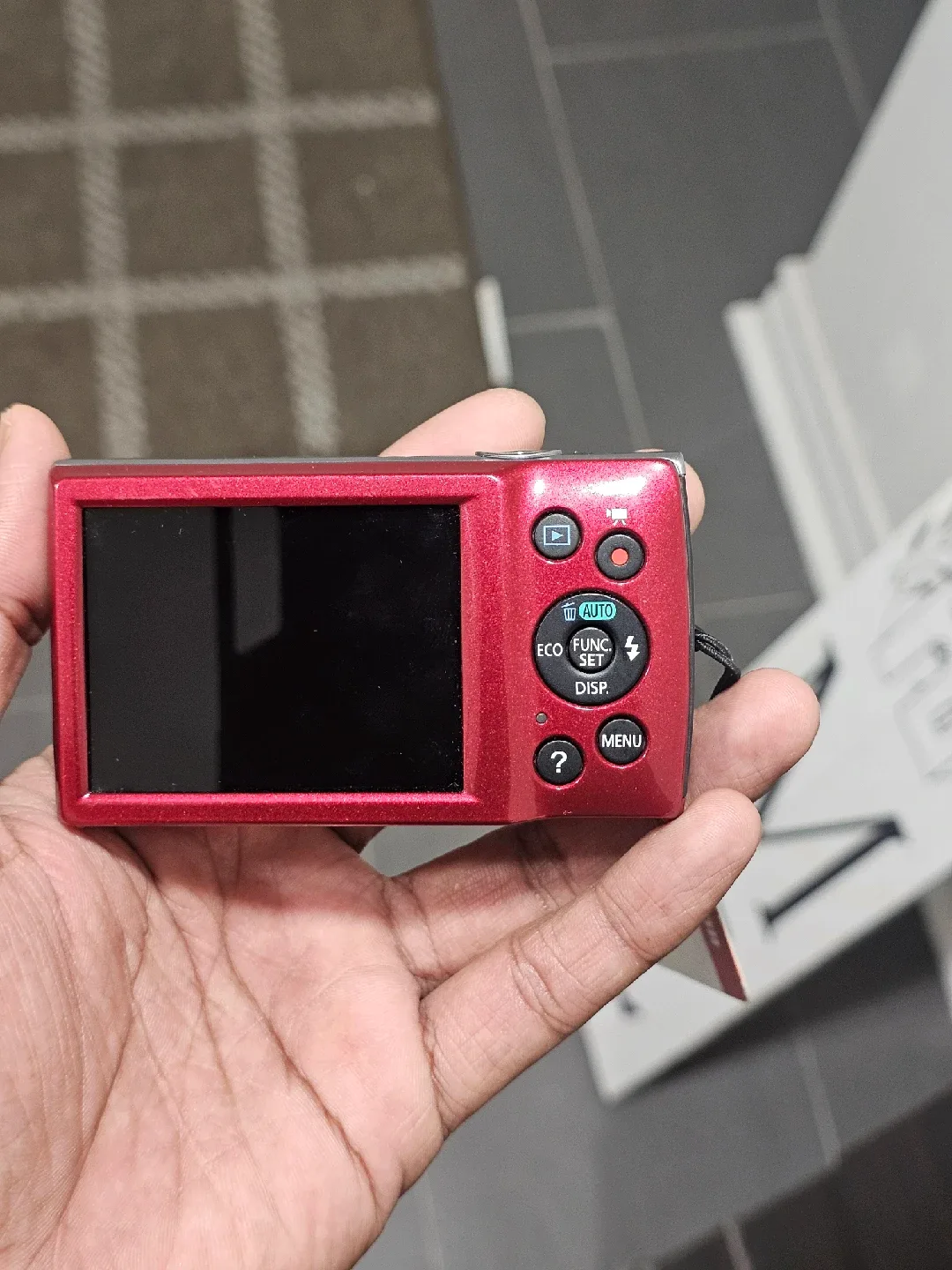 Canon PowerShot ELPH 135 - Red image indicator(2)