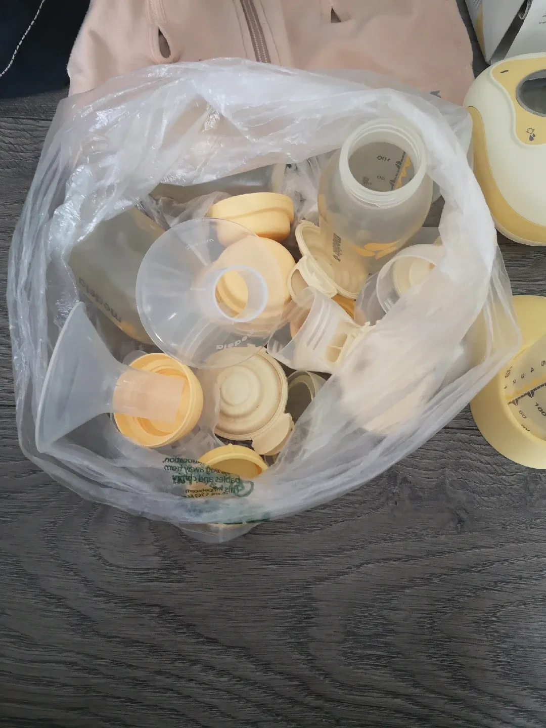 Medela Freestyle Breast Pump with Accessories image indicator(3)