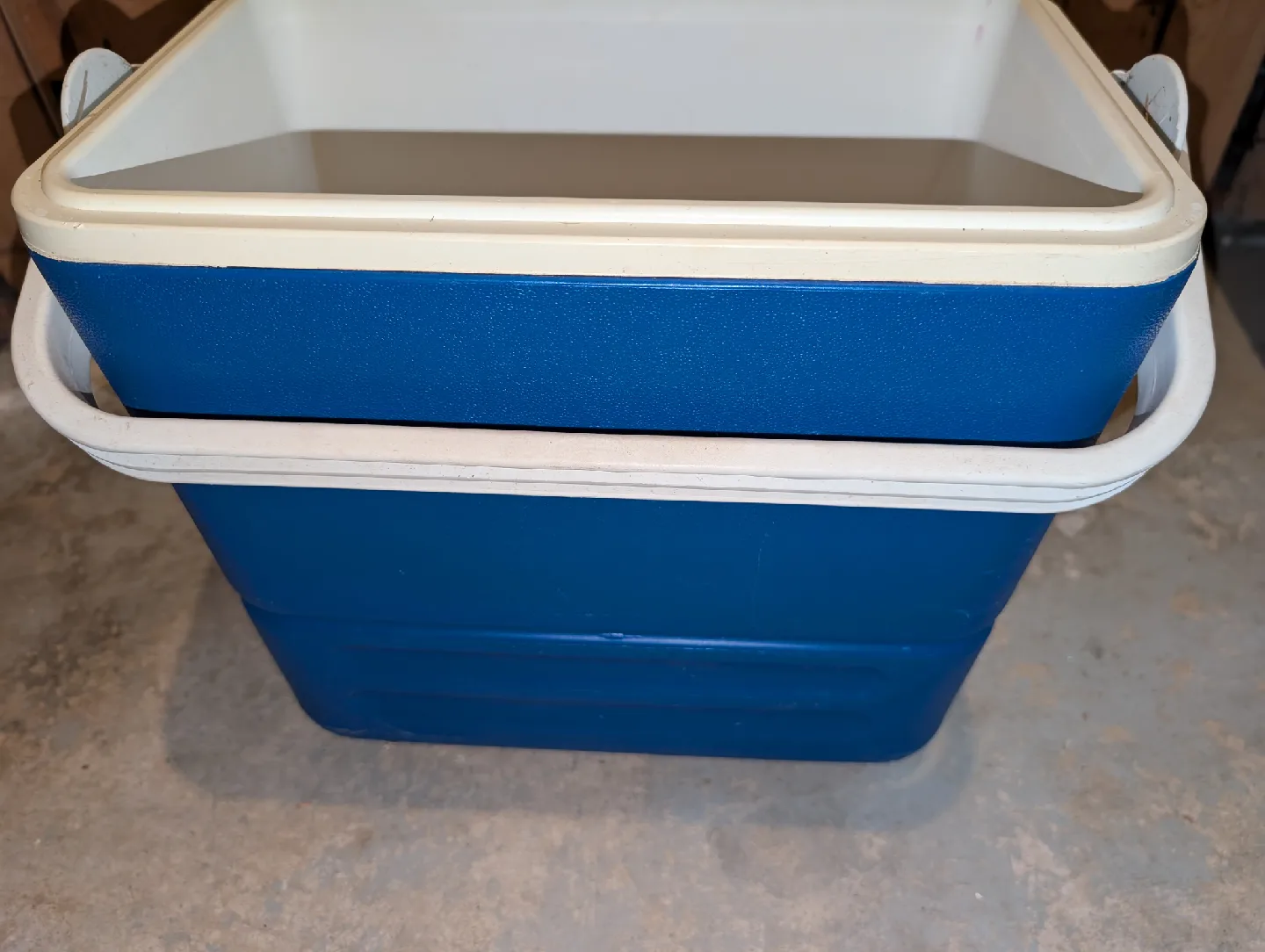 Escort Cooler - Blue and White image indicator(2)