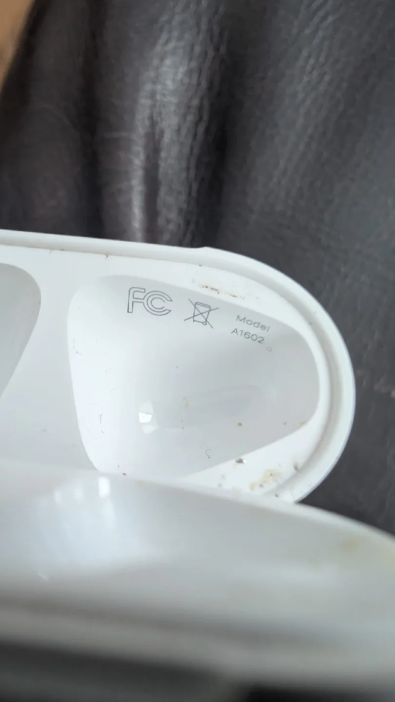 Apple AirPods with Charging Case image indicator(2)