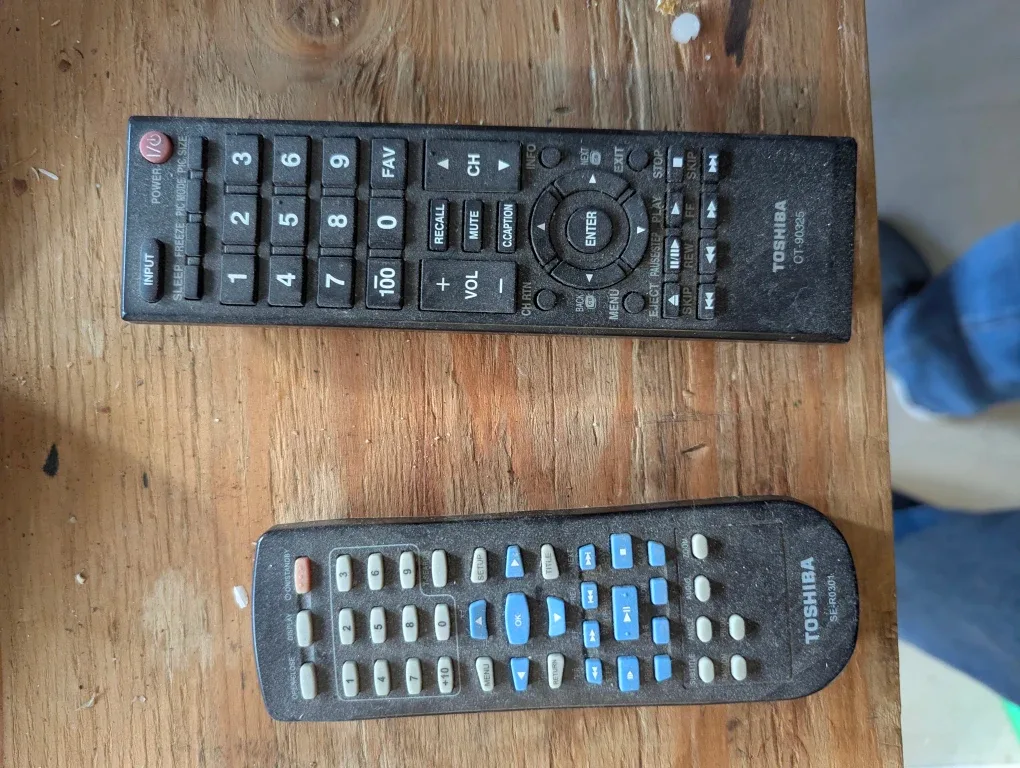 32-in Toshiba flat screen with Toshiba DVD player and stand image indicator(2)