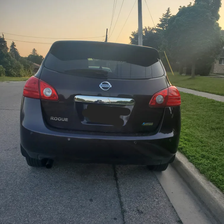 2011 Nissan Rogue FWD - Sold As Is image indicator(2)