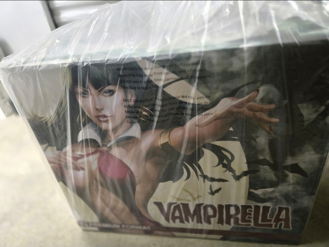 Vampirella Premium Format Statue