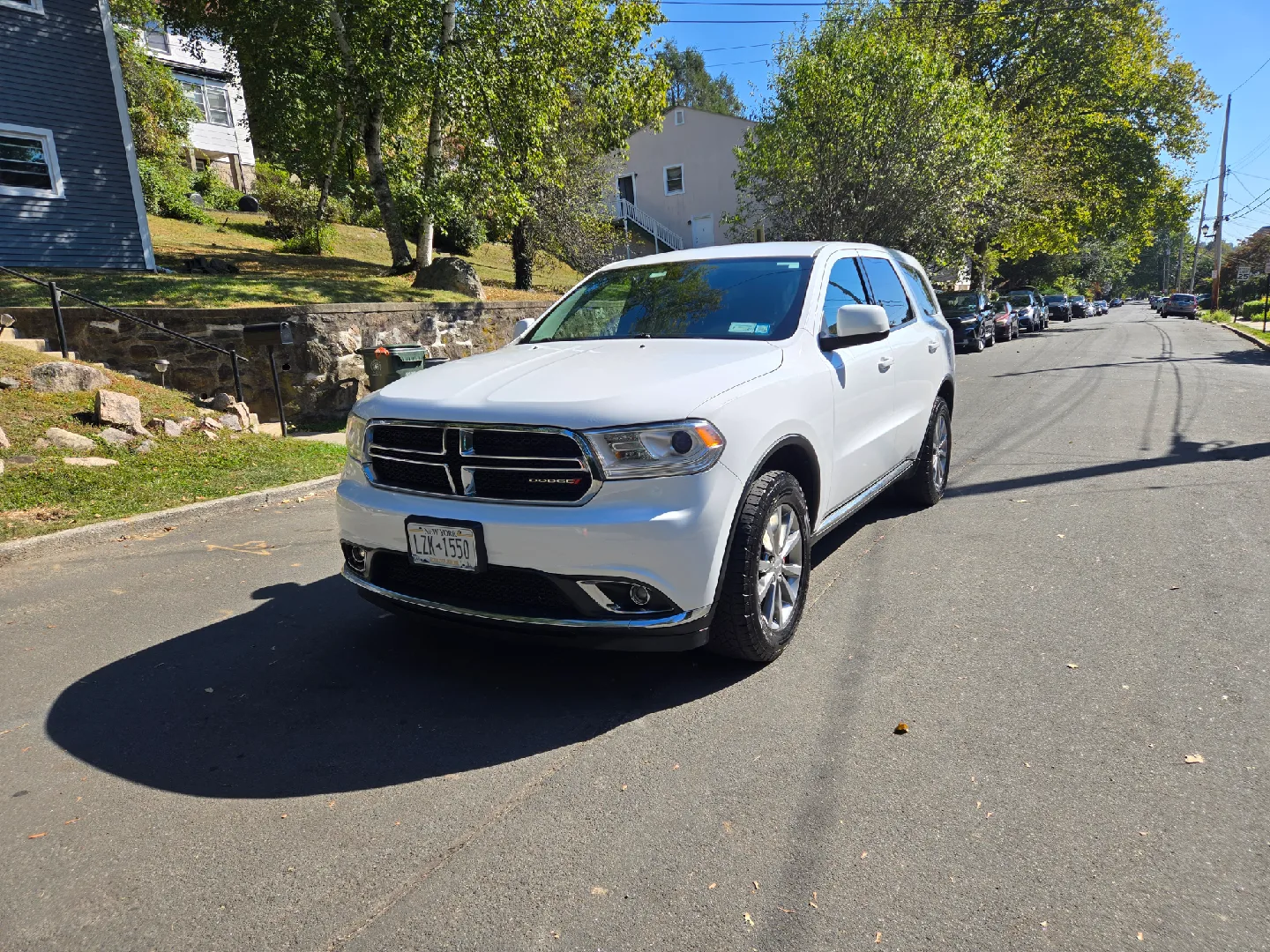 White Dodge Durango SUV image indicator(2)