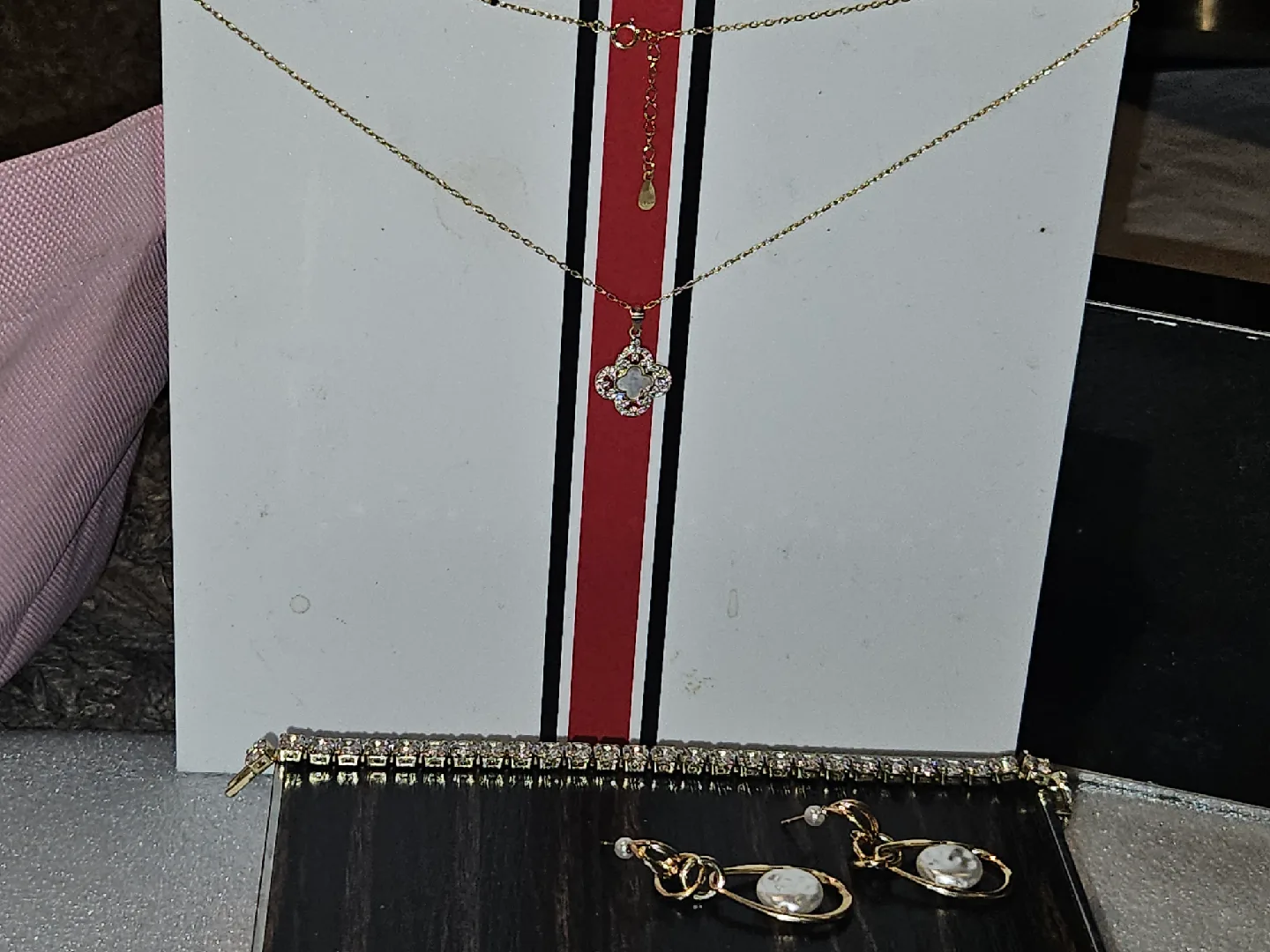 Jewellery Set: Necklace, Bracelet, Earrings image indicator(10)