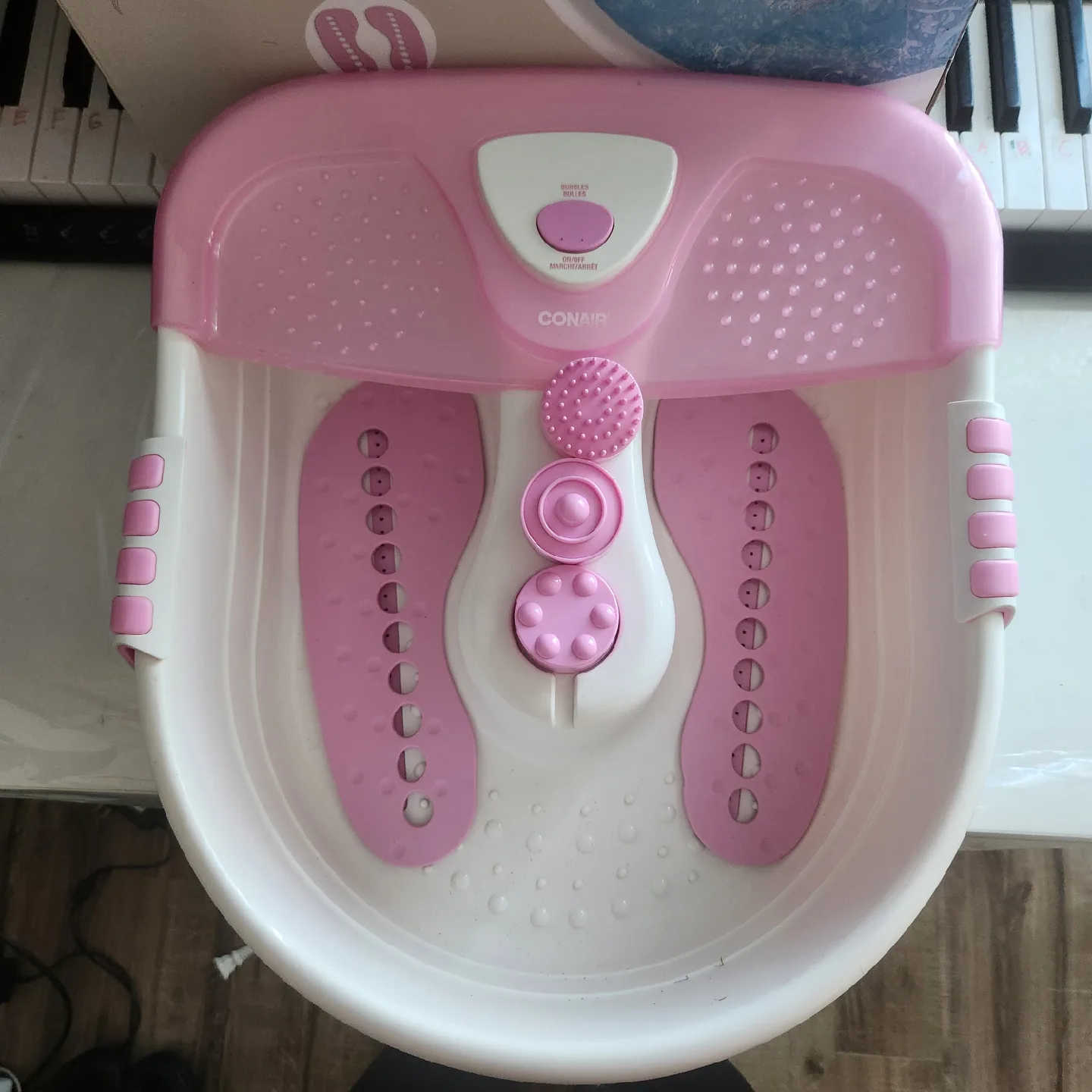 Conair Foot Spa/Bath with Massage & Bubbles image indicator(4)