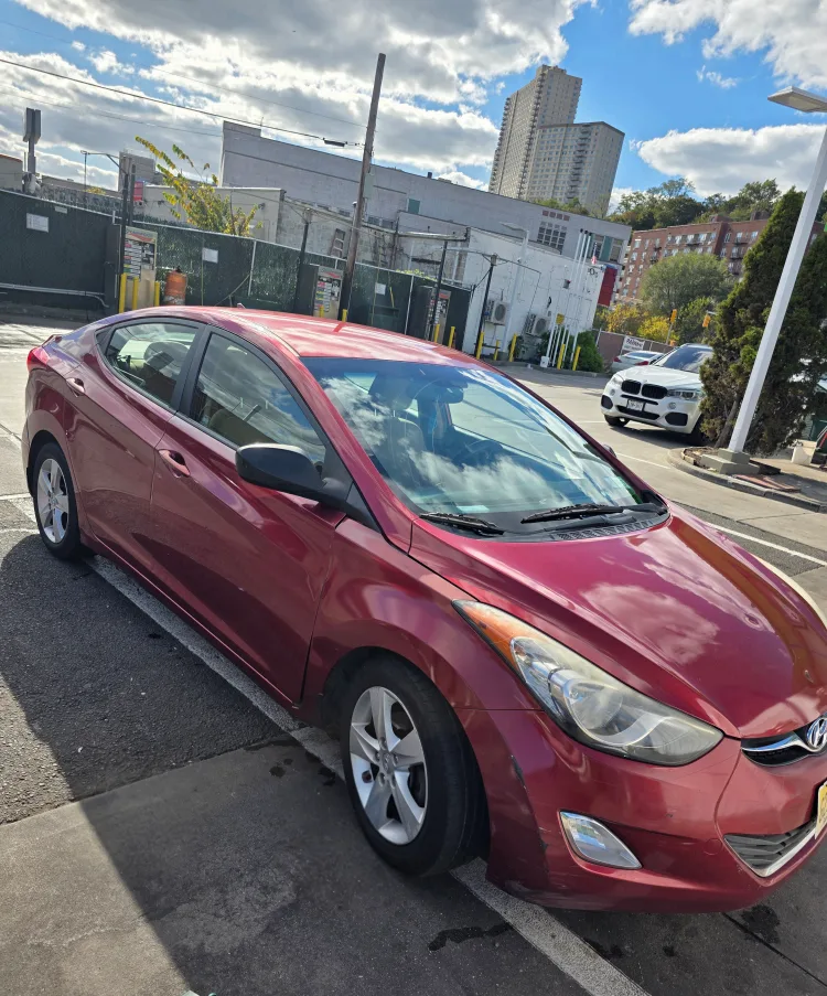 Hyundai Elantra - Red Sedan 2013 image indicator(2)