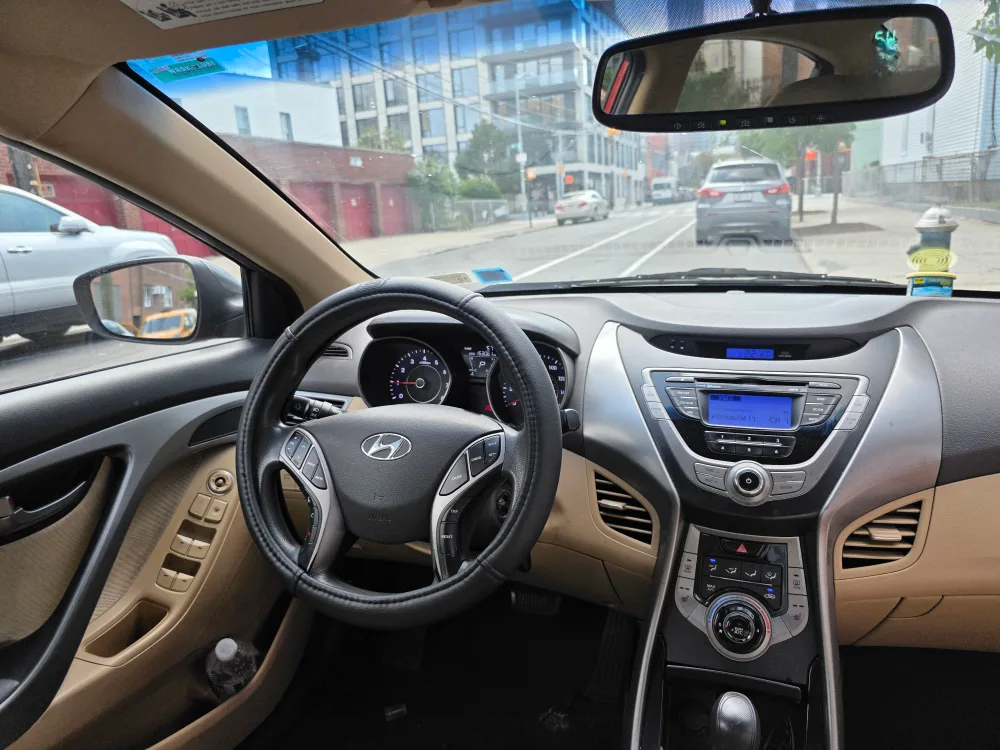 Hyundai Elantra - Red Sedan 2013 image indicator(3)