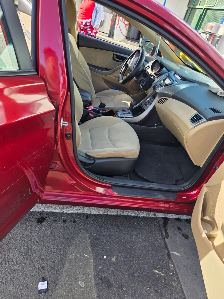 Hyundai Elantra - Red Sedan 2013 image indicator(4)