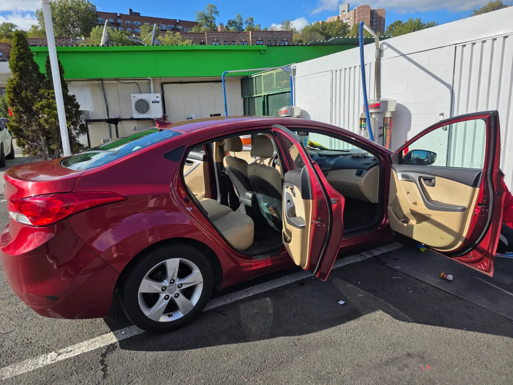 Hyundai Elantra - Red Sedan 2013 image indicator(5)