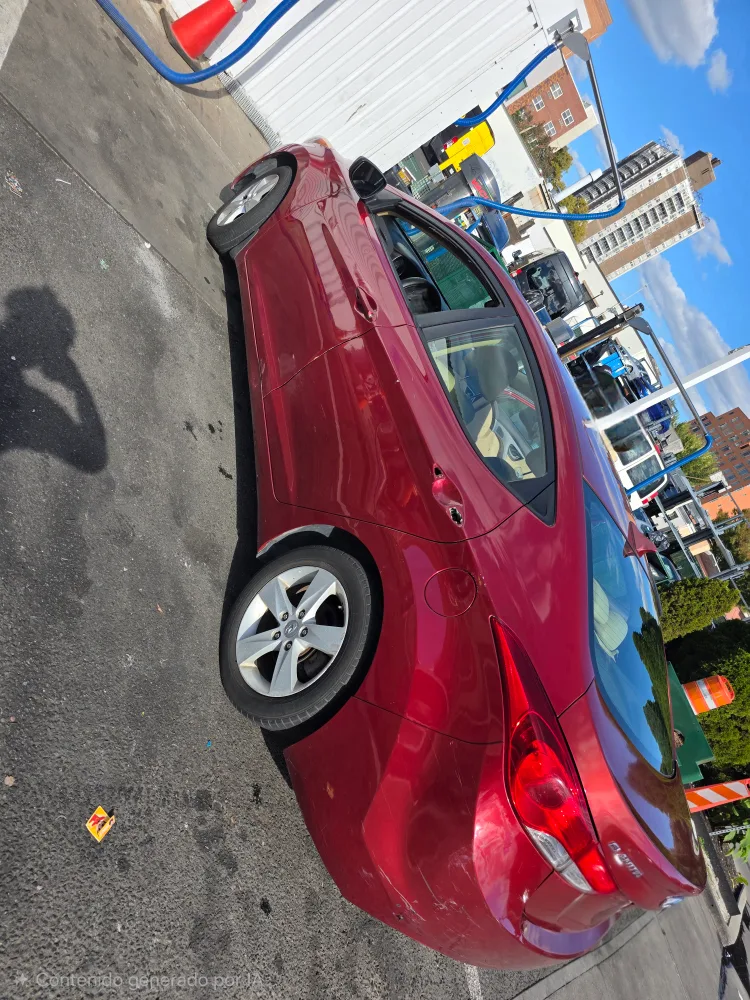 Hyundai Elantra - Red Sedan 2013 image indicator(6)
